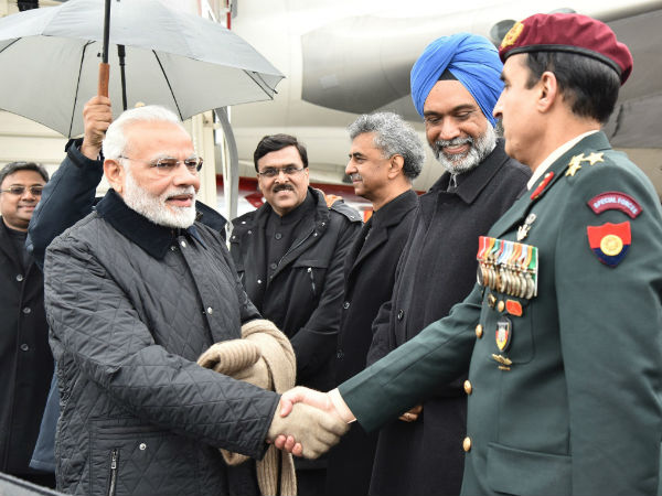 दावोस पहुंचे पीएम मोदी