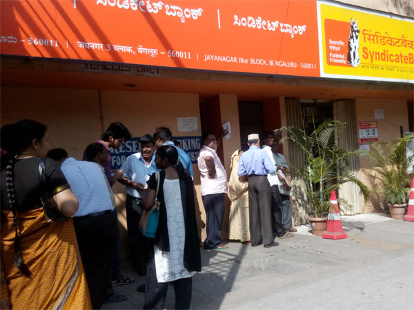 अपने खातों की सावधानीपूर्वक निगरानी करें