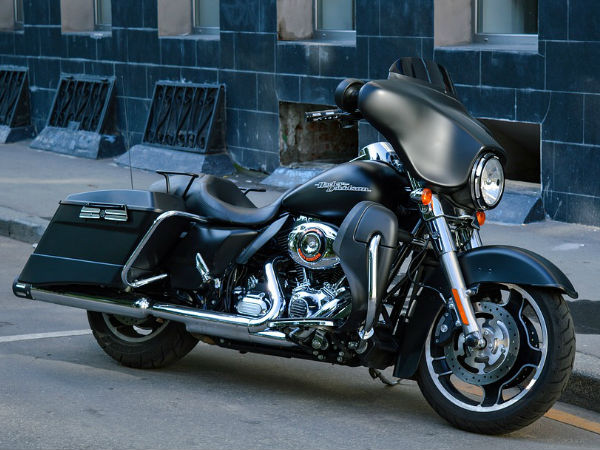 प्रीमियम बाइक्स पर घटाईं 