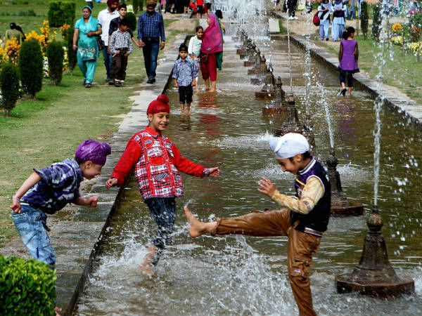 कैसे पहुंचें मुगल गार्डन?