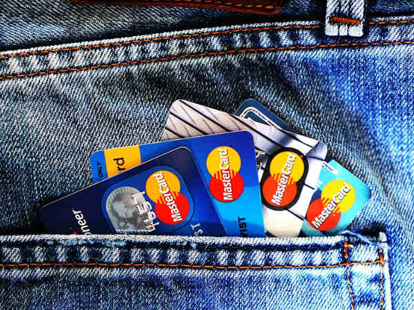 अपने कार्ड का विवरण किसी को न बतायें 