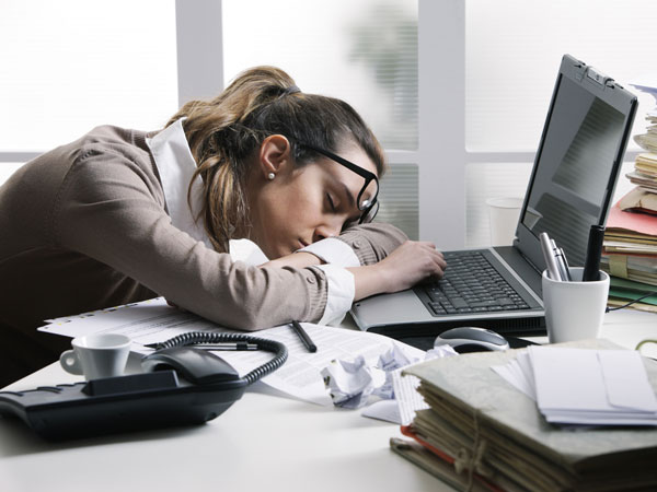 ऑफिस में नींद आए तो सो जाइए