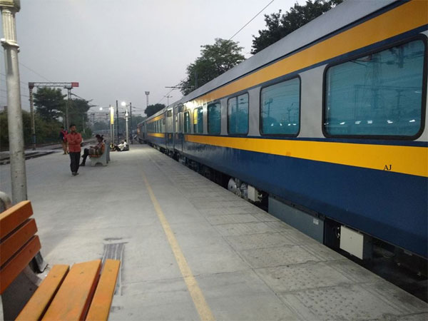 ट्रैक पर कूड़े फेंकने पर रोक लगाने की जरूरत