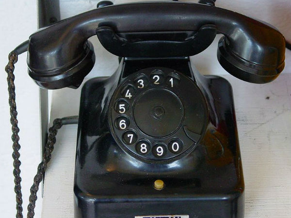 4. टेलीफोन सुविधाएं 