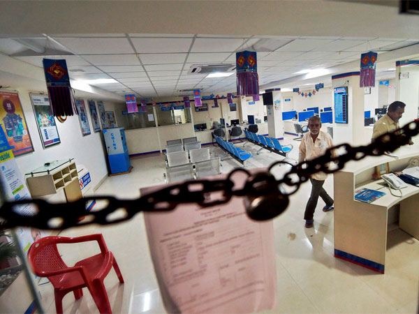 वेतन वृद्धि और बैंकों के विलय के विरोध में हड़ताल 