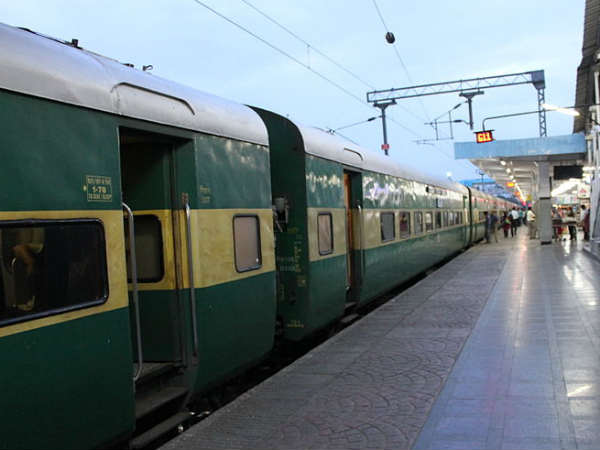 मेल और एक्सप्रेस ट्रेनों के साथ गरीब रथ ट्रेनों को बदलने का लक्ष्य 