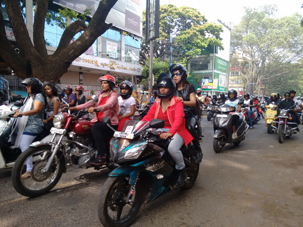 बजाज की दमदार परफॉर्मेंस वाली बाइक पल्सर 