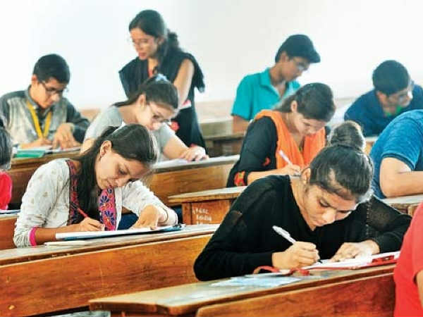 लगातार वसूली जा रही है भारी फीस