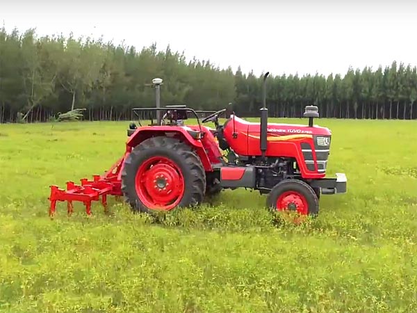 प्रवासियों के पास एक ट्रैक्टर खरीदने के लिए नकदी कमी 