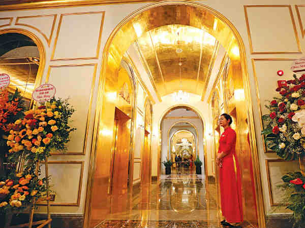 हर तरफ बिखरा है सुनहरी रंग 