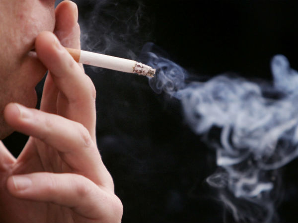 धूम्रपान करने वालों के लिए कम प्रीमियम