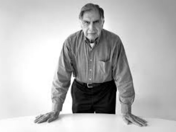 एक कर्मचारी के रूप में शुरू किया कॅरियर