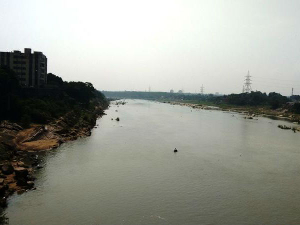 बंगाल की खाड़ी में गिरती है नदी