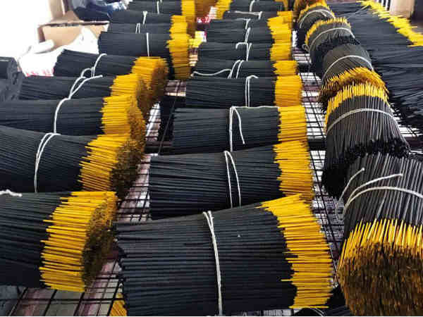 एक दिन में 100 किलोग्राम बन जाती अगरबत्ती 