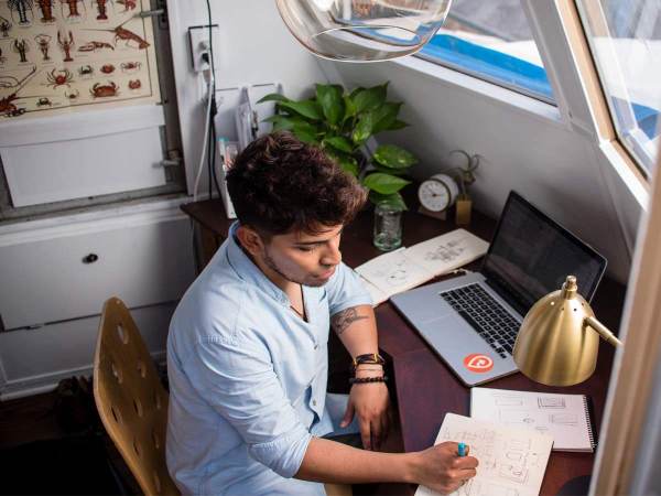 सर्विस सेक्टर की कंपनियां वेतन कटौती की तैयारी में