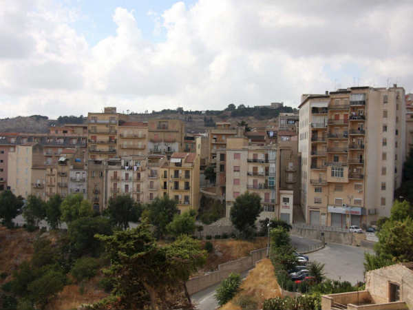 इटली के गांव में मिल रहा पैसा