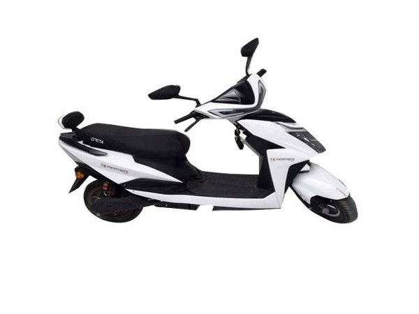 इन रंगों में पेश किए स्कूटर