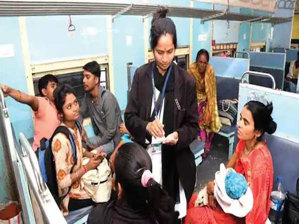 महिलाओं का बिना टिकट ट्रेन में सफर