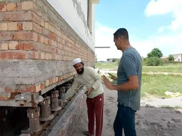 500 फीट खिसकाया जा रहा घर