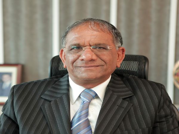 हिरे पॉलिस करने से हुई थी शुरूआत