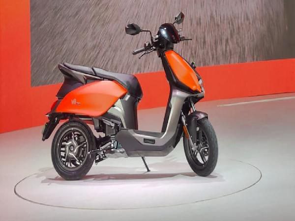 दोनों स्कूटर की कीमत और बुकिंग राशि