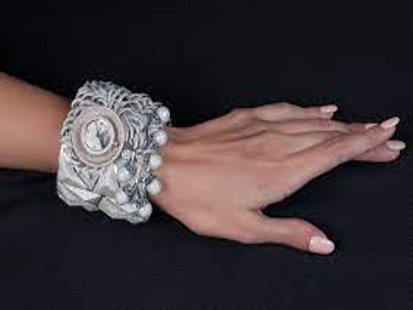 जड़ दिए घड़ी पर सबसे अधिक हीरे