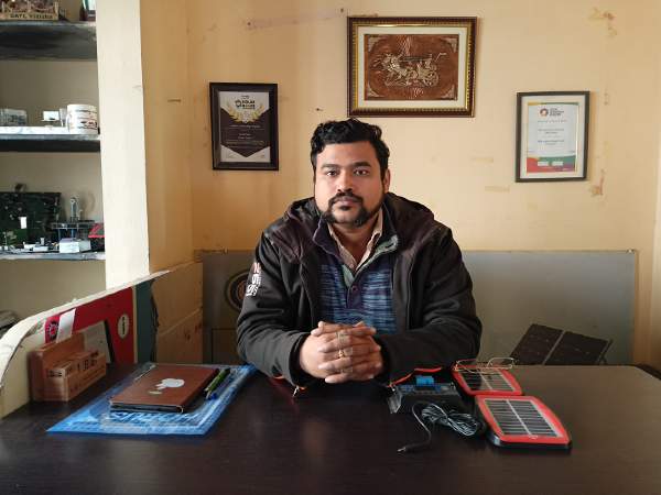 दो लोगों ने दिया धोखा