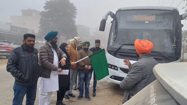 AAP MLA ने बस को हरी झंडी दिखाकर किया रवाना