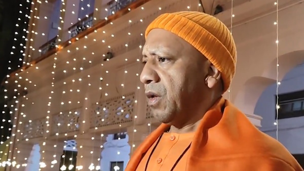 CM योगी ने 50 इलेक्ट्रिक बसों और 25 ई-ऑटो को दिखाई हरी झंडी