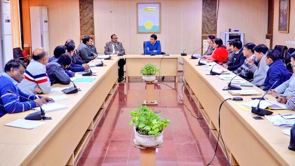 स्वास्थ्य विभाग के अधिकारियों के साथ बैठक करते सौरभ भारद्वाज