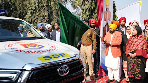 पंजाब के मुख्यमंत्री भगवंत सिंह मान ने सड़क सुरक्षा बल को दिखाई हरी झंडी।  