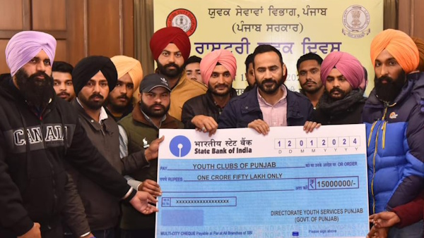 पंजाब: मीत हेयर ने युवाओं को दिए 1.50 करोड़ रुपये