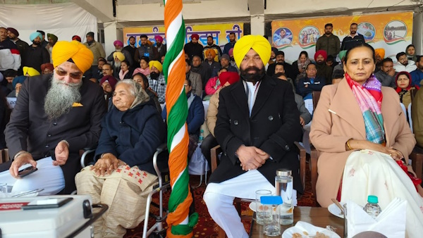 आप विधायक ने जत्था को हरी झंडी दिखाकर किया रवाना