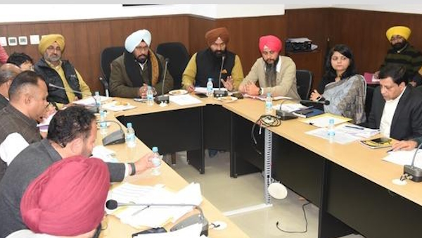 बैठक करते मंत्री बलकार सिंह। 