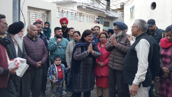 AAP विधायक ने टाइल्स से निर्मित सड़कों का किया उद्घाटन 