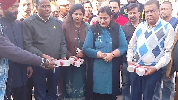 आप विधायक नीना मित्तल ने सड़कों का किया उद्घाटन