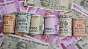 Rupee: रुपया टूटा, जेब पर वार! डॉलर के सामने 95 पार, जानिए कैसे बढ़ेगा आपका खर्च