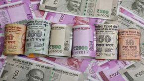 Rupee: डॉलर के मुकाबले रुपया टूटा रिकॉर्ड स्तर पर! क्या आने वाले दिनों में बढ़ेगी महंगाई की मार?