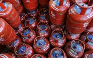 LPG Cylinder Price Hike: युद्ध के बीच बड़ा झटका! आज से एलपीजी सिलेंडर के दाम ₹218 तक बढ़े