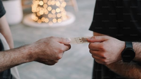 An image representing P2P lending as a high-yield, high-risk investment platform