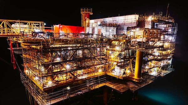 Graph showing an increase in revenues for an oil-exporting country due to rising oil prices