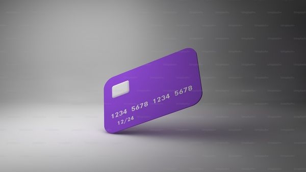 Person holding a credit card with an interest-free period
