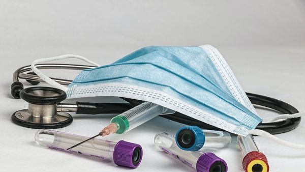 The illustration of a process flow chart that shows steps to avail cashless medical insurance The illustration of a process flow chart that shows steps to avail cashless medical insurance