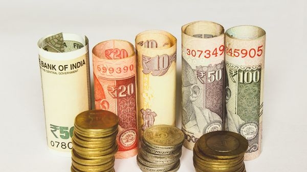 Visual depiction of foreign investment outflows impacting the value of the rupee