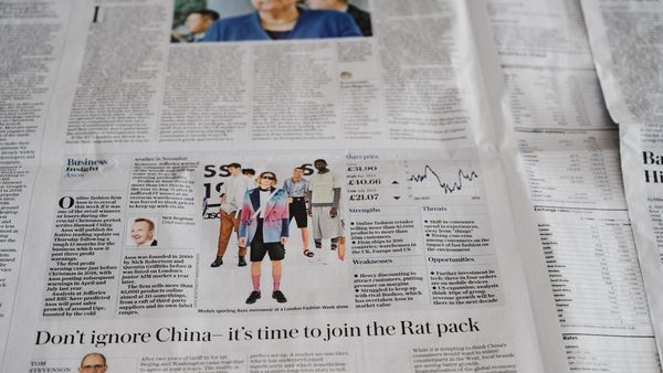 A person researching on the computer for small cap stocks investment