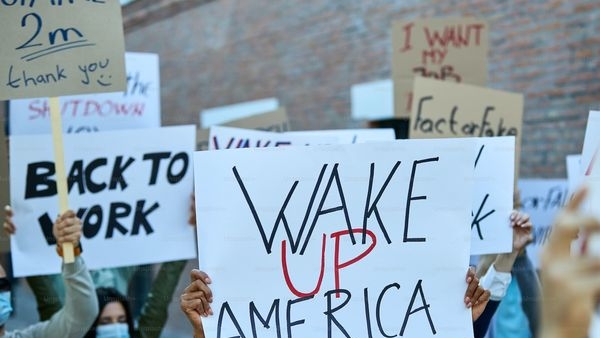 Chart showing the historical connections between yield inversion and economic recessions