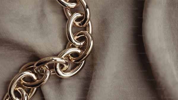 Image of the bustling gold market in India during the wedding season