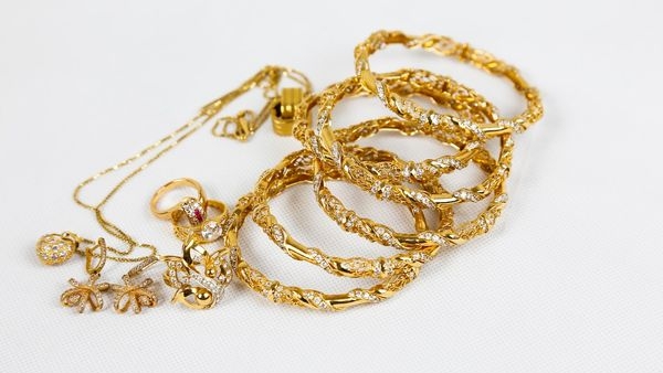 Picture of a person purchasing digital gold online