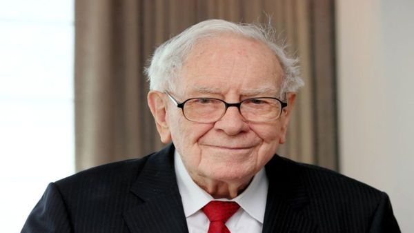 Warren Buffett Highlights Rising CEO Salaries Driven By Peer Comparisons