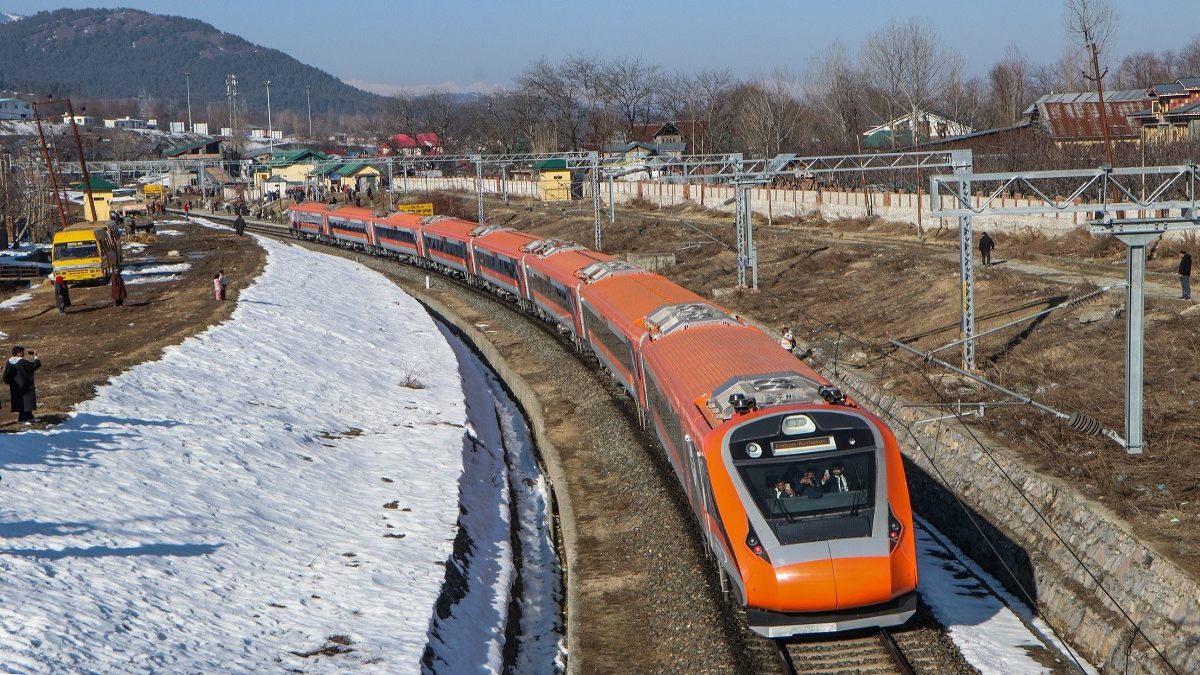 Vande Bharat Train in Kashmir: Viral Video Shows Snow-Covered Journey Through Banihal | Kereta Api Vande Bharat di Kashmir: Video Viral Menunjukkan Perjalanan yang Dilitupi Salji Melalui Banihal